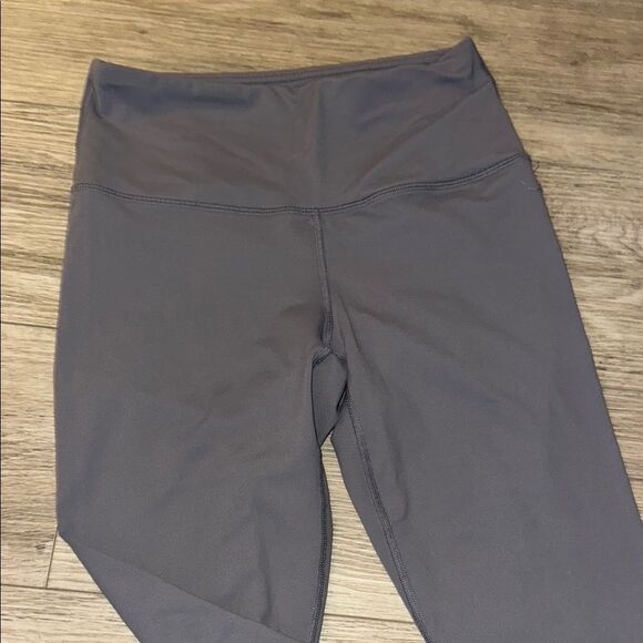 Gray capri High-Waisted Leggings - Picture 1 of 3